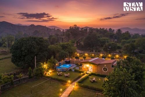 Udaipur Villa | StayVista at Rayana with BBQ, Bonfire & pool