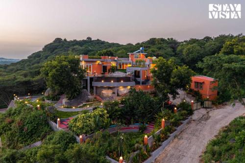 Hosur Villa | StayVista at RockEDGE - Shoolagiri with Bonfire, Infinity Pool