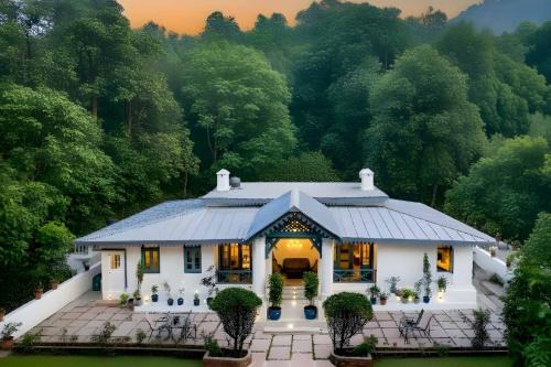 Nainital Villa | StayVista at The Emily Chalet 7 BR House in Nainital with Bonfire, BBQ