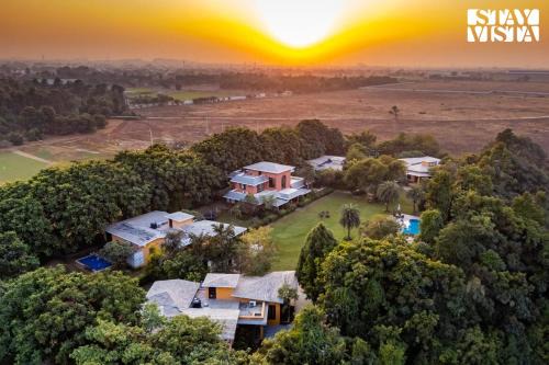 Bhiwadi Villa | StayVista at The Manvi Estate - Gurugram with Pool, WiFi & Bonfire