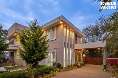Panchgani Villa | StayVista's Tableland Vista - Hill-View Haven with Jacuzzi & Terrace