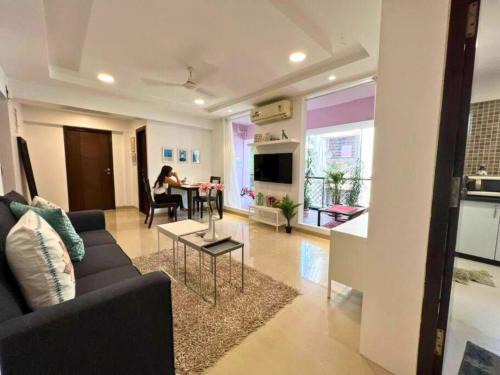 Pali Hill Apartment | Sterling 102, off Carter Road, Bandra West by Connekt Homes