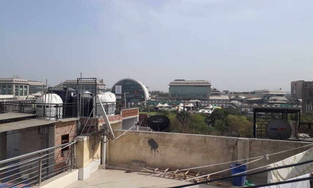 Malviya Nagar Apartment | Studio apartment overlooking Select City Walk Mall