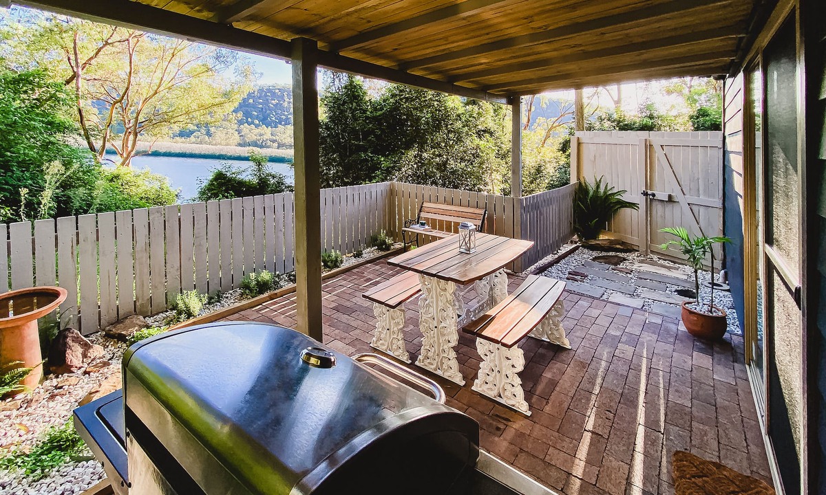 Gunderman House | Stunning river views! Private guesthouse & courtyard close to nation park & more