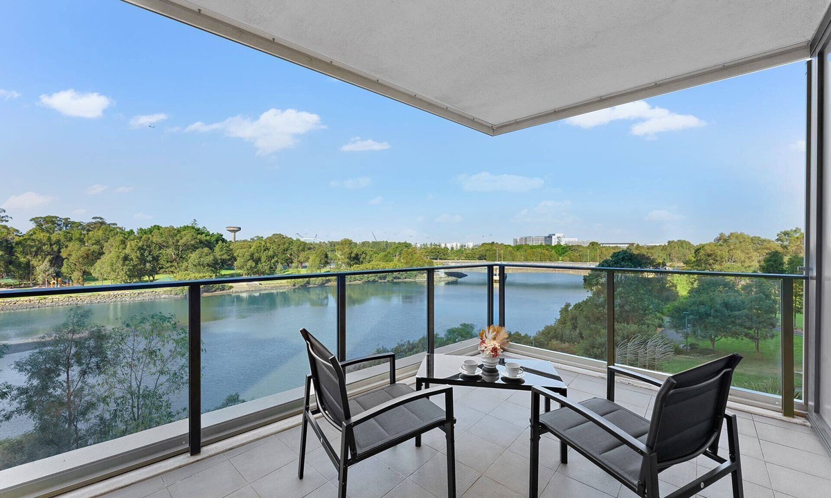 Wolli Creek Apartment | Stunning Riverview 3Bedroom Apt/Wolli Creek/Great Transport links/Free Parking