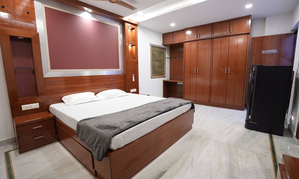 Banjara Hills Apartment | Stylish 4-Bedroom Family Getaway: Luxury Living!