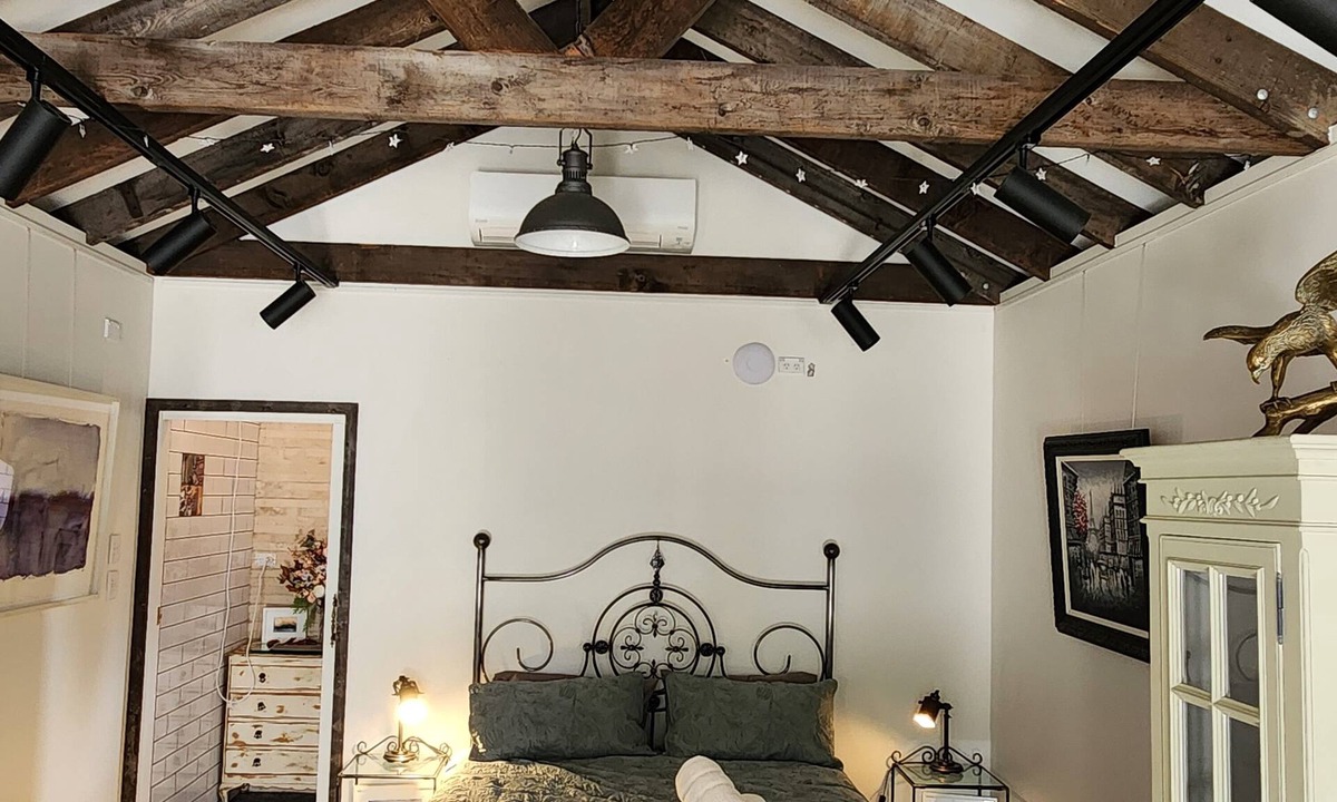Mays Hill House | Stylish Gallery Sleeps 4 | Near Parramatta CBD