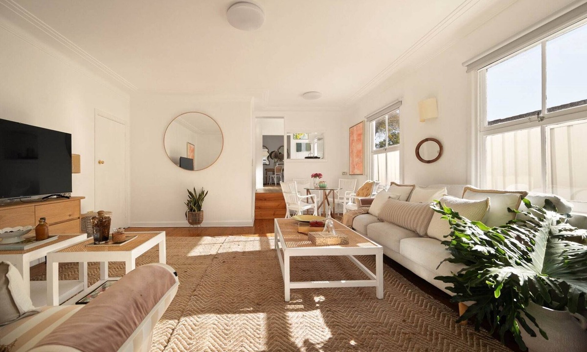 Brighton-le-Sands Apartment | Sunlit Coastal Retreat Close to Cafes and Beach