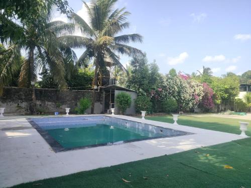 Yeoor Hills Villa | Sunny 2 Bedroom Villa with a Big Garden and Pool