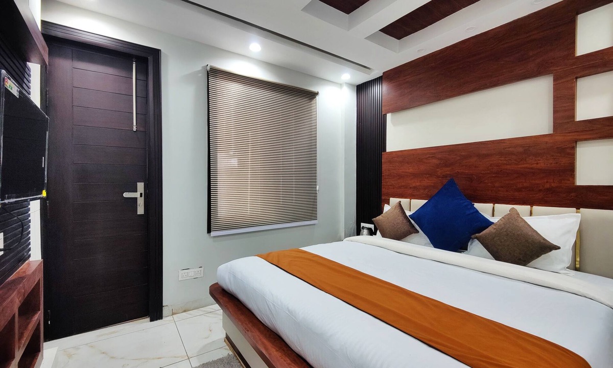 Sanjauli Bed & Breakfast | Super Deluxe Room - Shimla Hills - View- King-sized Bed, Parking, Food