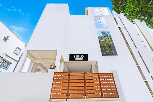 Semmencherry Hotel | Super Hotel O Sholinganallur Near Anjaneya Temple