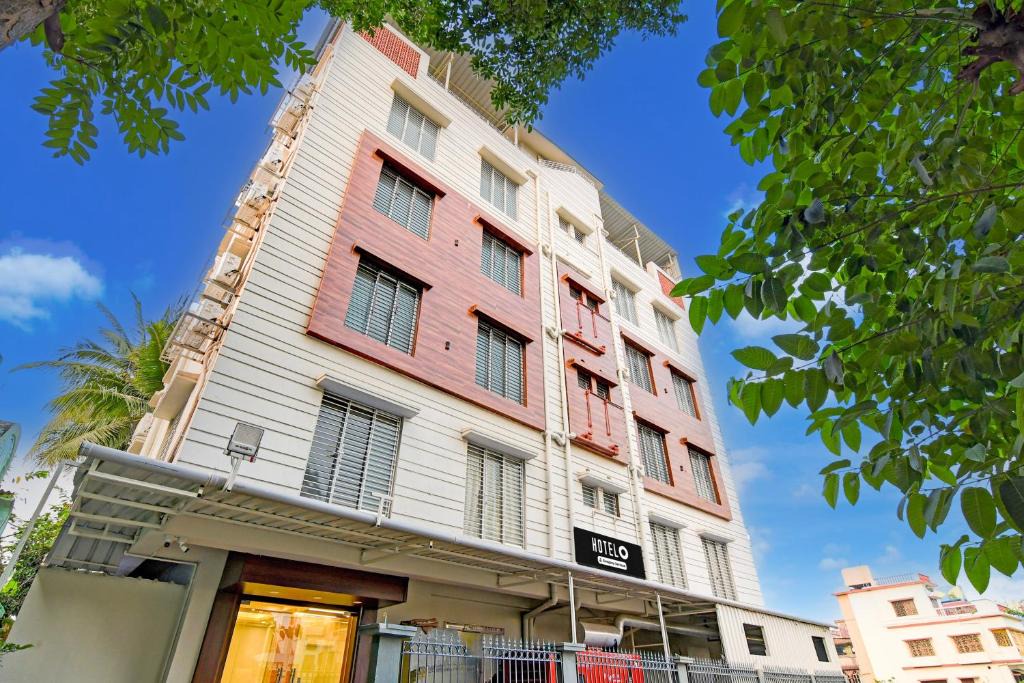 Rajarhat Hotel | Super Townhouse Kaikhali Near Airport