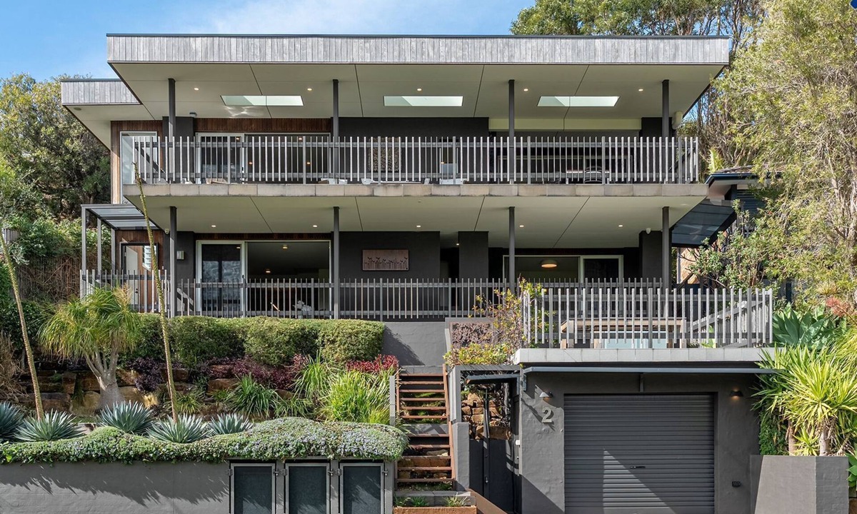 Kiama House | Surf N Turf – split-level fun by the sea with ocean walks, tasty eats & space for all!