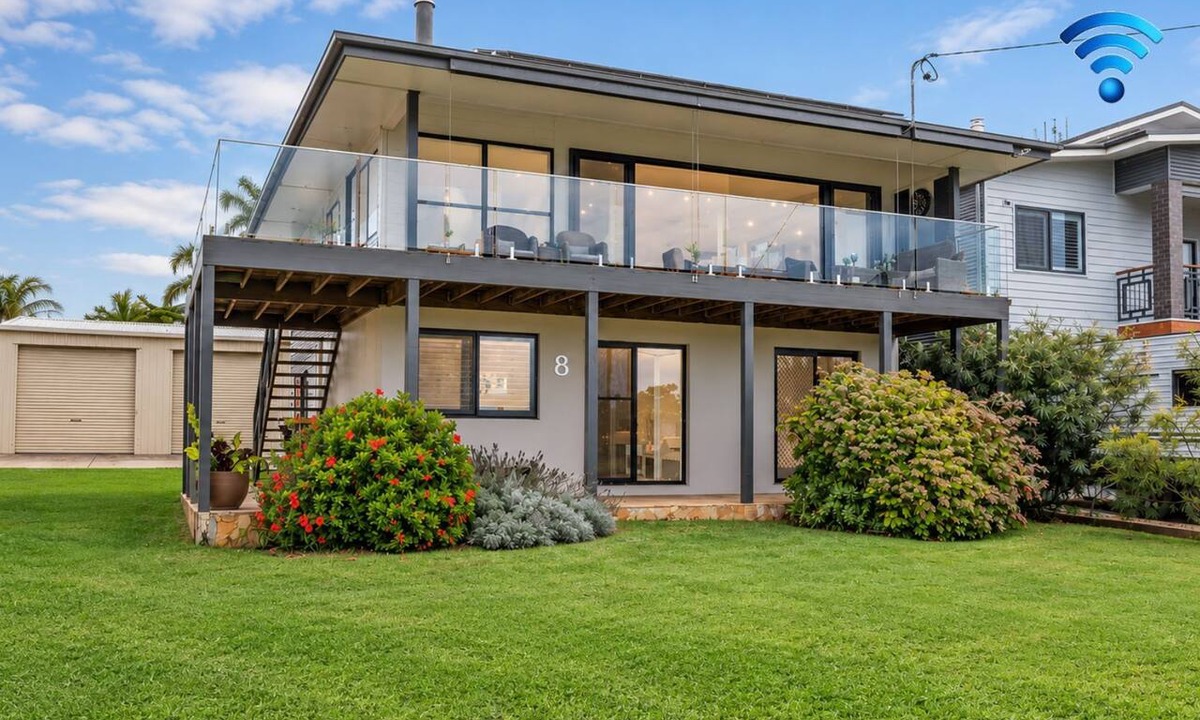 Currarong House | Tanapaser – spacious centrally located home with fireplace