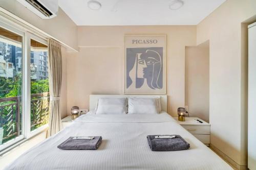 Khar Apartment | Tao B Cozy Private Room in Shared 3BHK