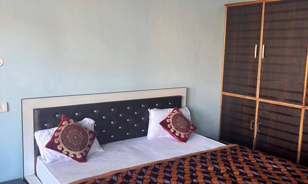 Gobind Dham Hotel | The Gauri Huts And Restaurant