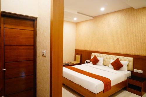 Rajajinagar Hotel | THE GRAND CORAL