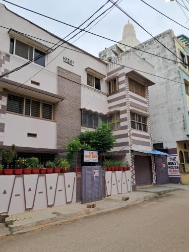 Hyderabad Apartment | THE GUEST HOUSE - 3 BHK AC for 5-10 Guests for Families & Friends