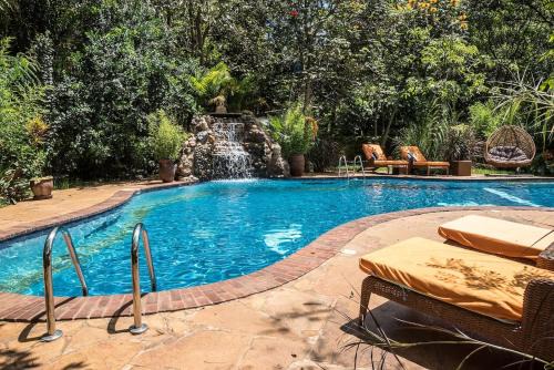 Karen Apartment | The Jungle Oasis with heated pool & pickleball court