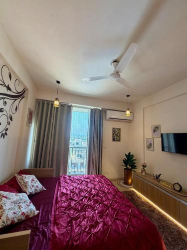 Jagatpura Apartment | The LaRa studio Cosy balcony with airport view