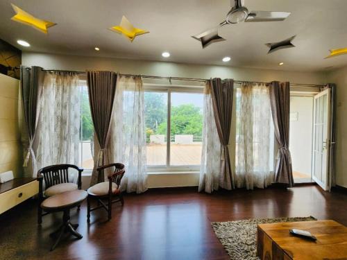 Alwar House | The leaf and Hill