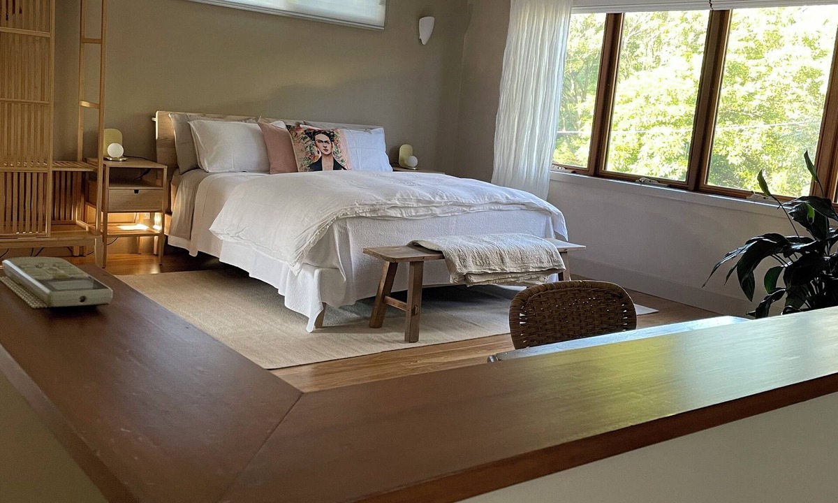 Somers Apartment | The Nest - Restful studio retreat for couples. Short 10 min walk to the beach.