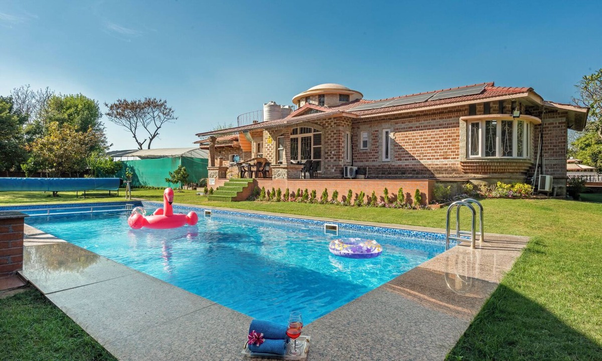 Taoru House | The Orchard Farm, Manesar- Luxury Pet- Friendly Farm with private pool & Jacuzzi