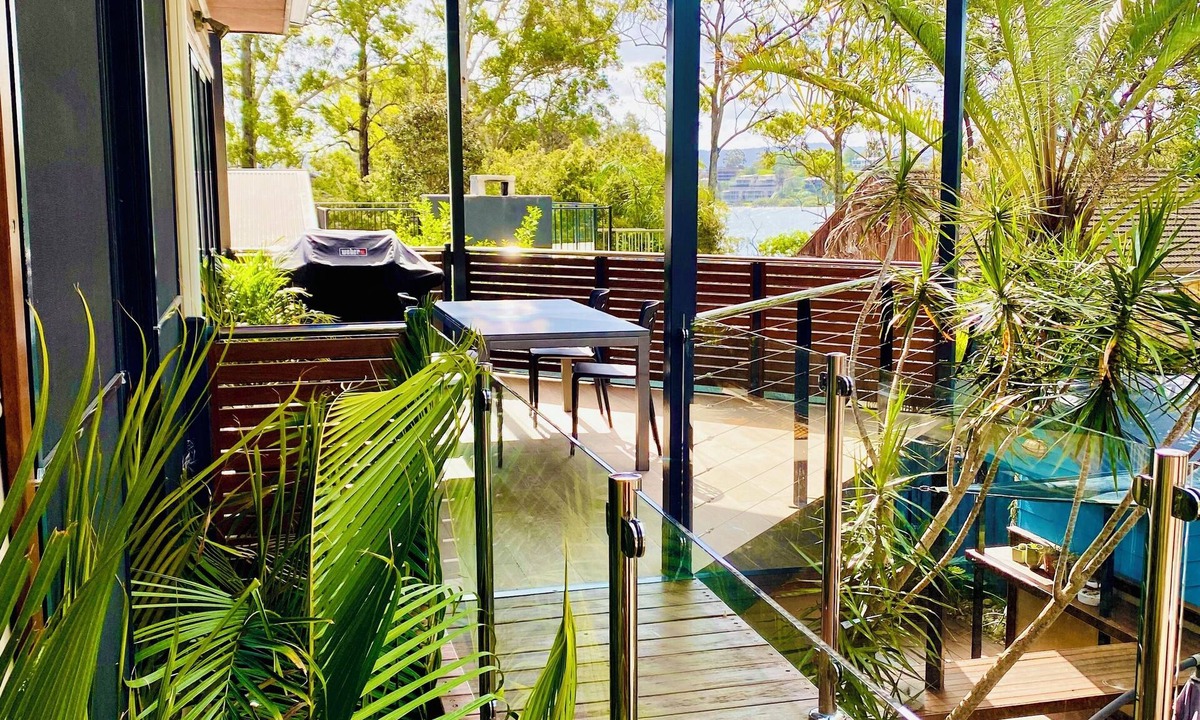 Green Point Apartment | The Palm Tree Loft, close to shops and lake, 10 min drive to local beaches