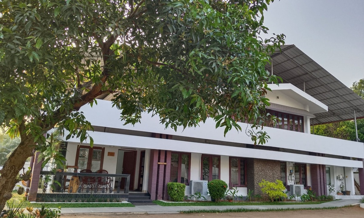 Kumbalam Bed & Breakfast | The Reds Heritage. Spacious rooms, vast gardens with a refreshing pool.