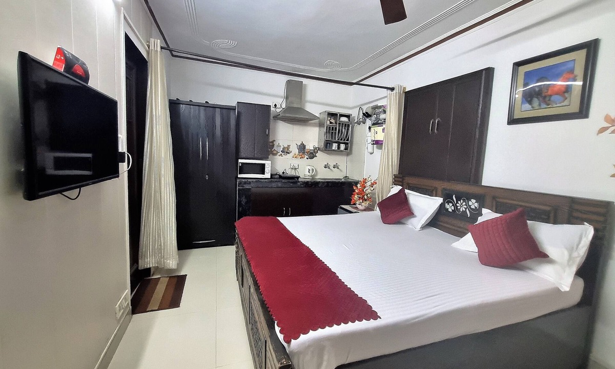 RK Puram Apartment | The Royal Haven Couple Retreat in Vasant Vihar Near Airport
