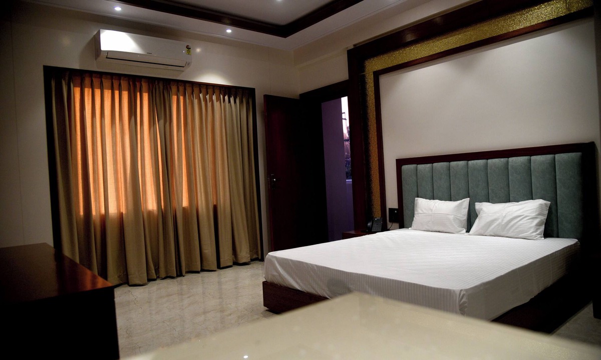 Marhi Hotel | The shark inn Residency