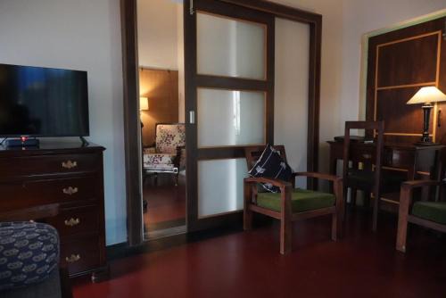 Kolkata Apartment | The Turquoise Letterbox - Twin at Central