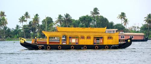 Mullakkal Boat Rental | Traditional Houseboat