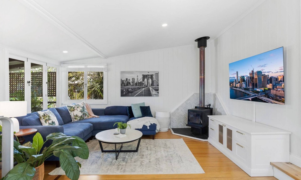 Bardon Apartment | Tranquil 2-Bed Family Home with Deck Among Trees