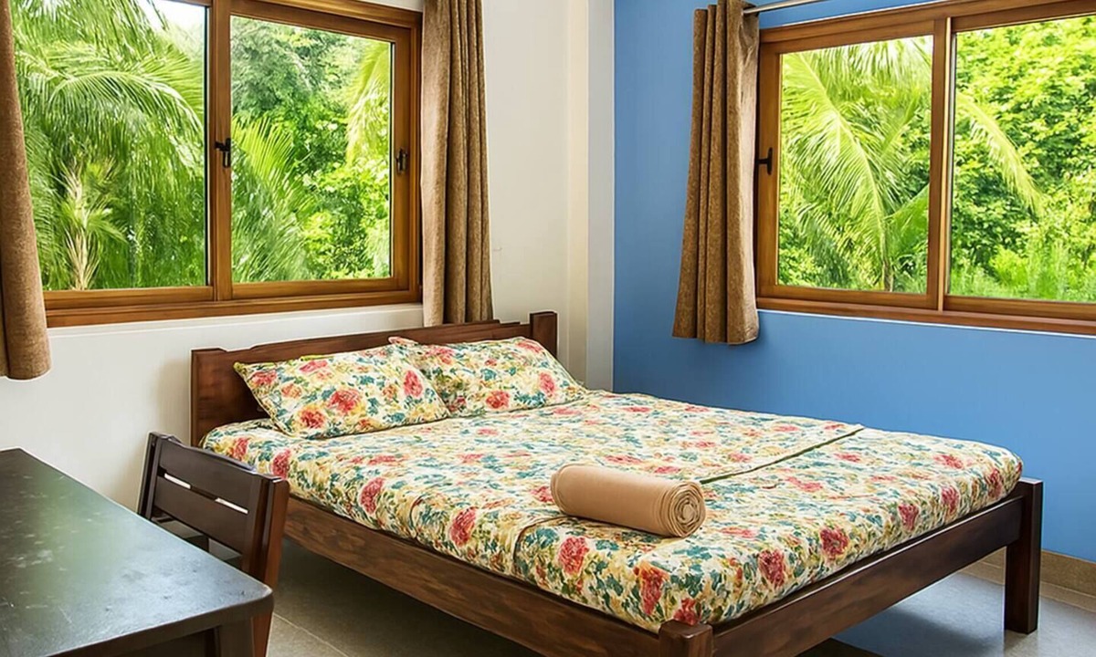 Aldona Bed & Breakfast | Tranquil Goan Escape - AC Room in a Villa with Shared bathroom