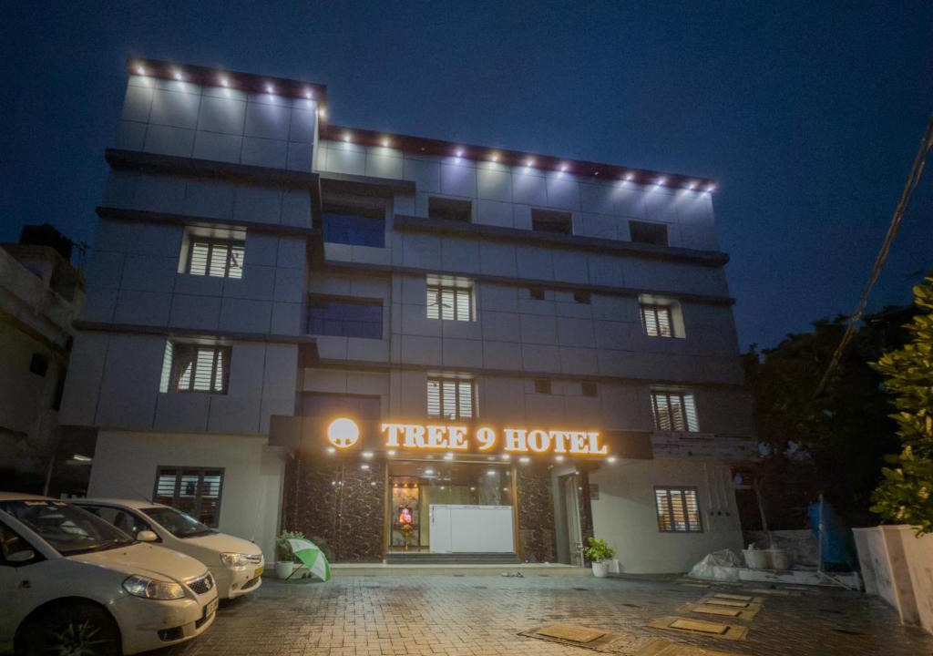 Nedumbassery Apartment | TREE 9 Lounge -Cochin Airport