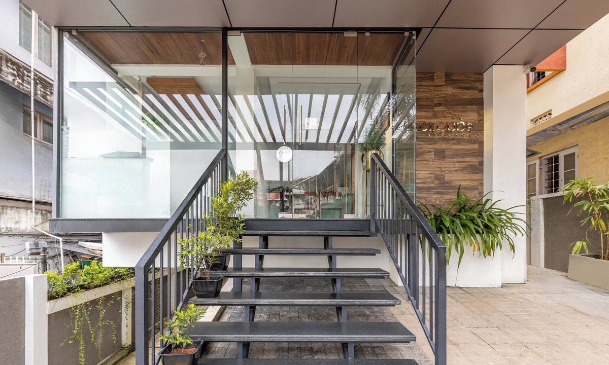 Thampanoor Hotel | Treebo De Cloud 9 Regency