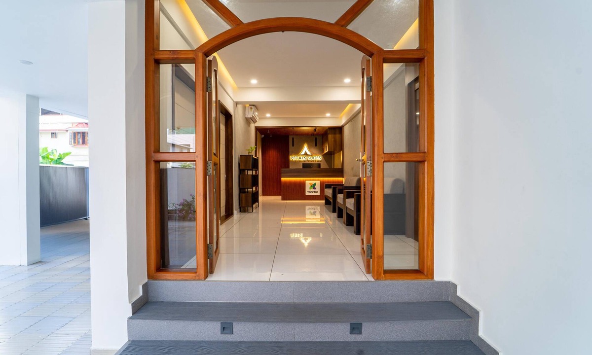 Kochi House | Treebo Petals Suites Marine Drive
