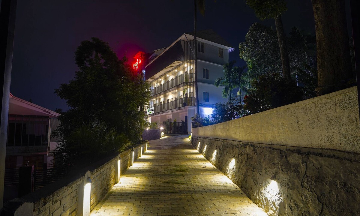 Civil Station Hotel | Treebo Regalia Inn Wayanad With Swimming Pool