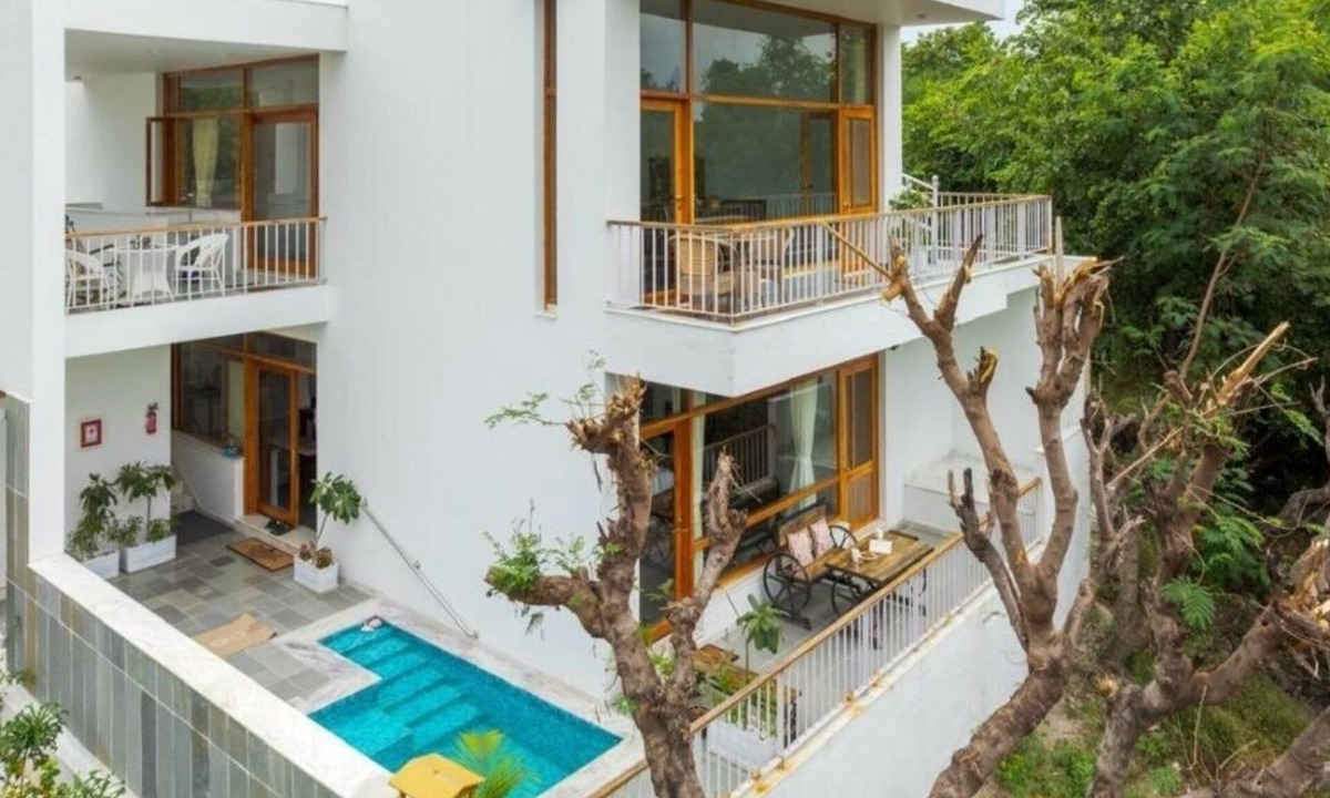 Bedla Villa | Two-bedroom boutique homestay with a serene view of Lake Lakhawali and Aravalis.