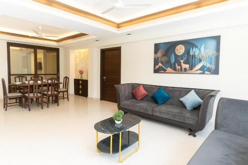 Ballygunge Apartment | Urban Luxe by JadeCaps Nr Birla Mandir3BHK