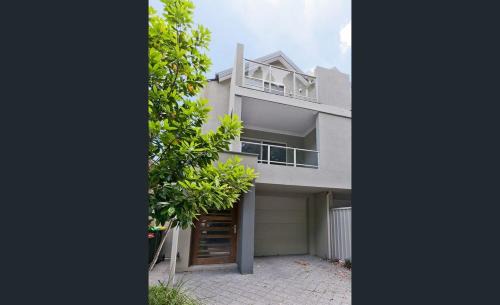 Perth House | Urban Retreat CBD Perth House 4BR 3BA 2PK SLEEP 8!