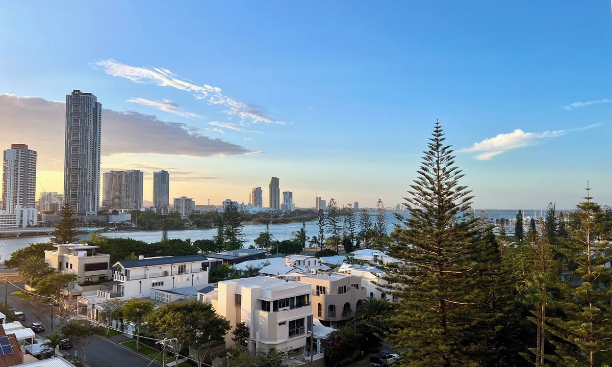 Main Beach Apartment | VIEWS: 3 bedrooms, shops & beach. Luxe Resort.
