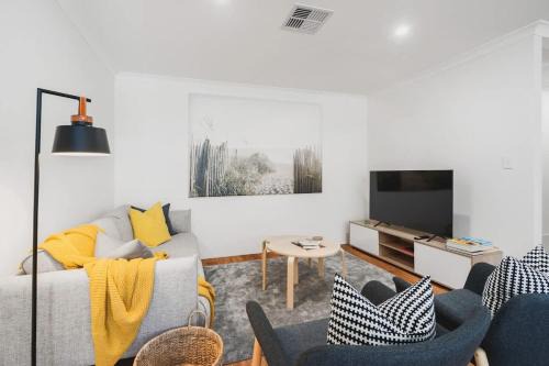 Dunsborough House | Villa on Valcross - Modern Coastal Comfort near Town