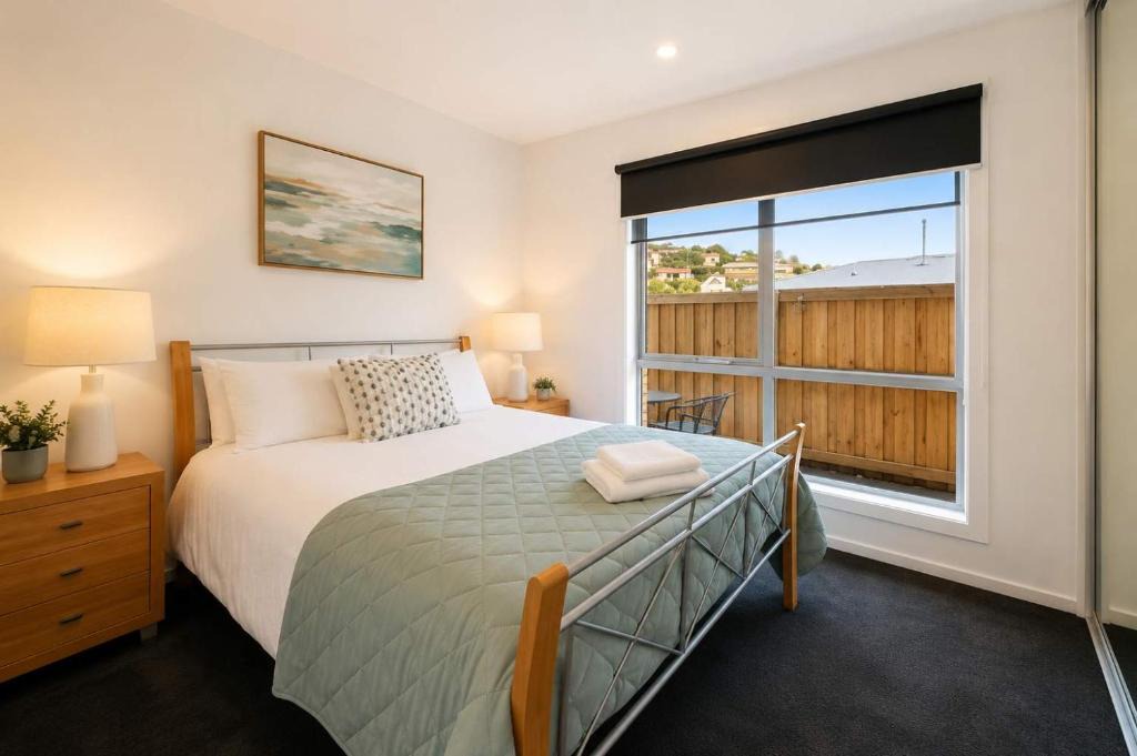 Warrane House | Villa1 New Modern Walk to shops 10min Airport CBD