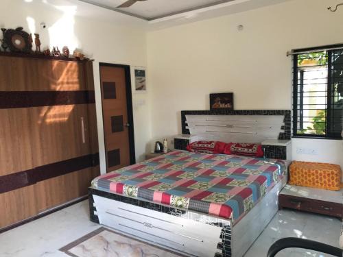 Raipur Bed & Breakfast | Vishnoo Stays Lush Green Room in Atal Nagar