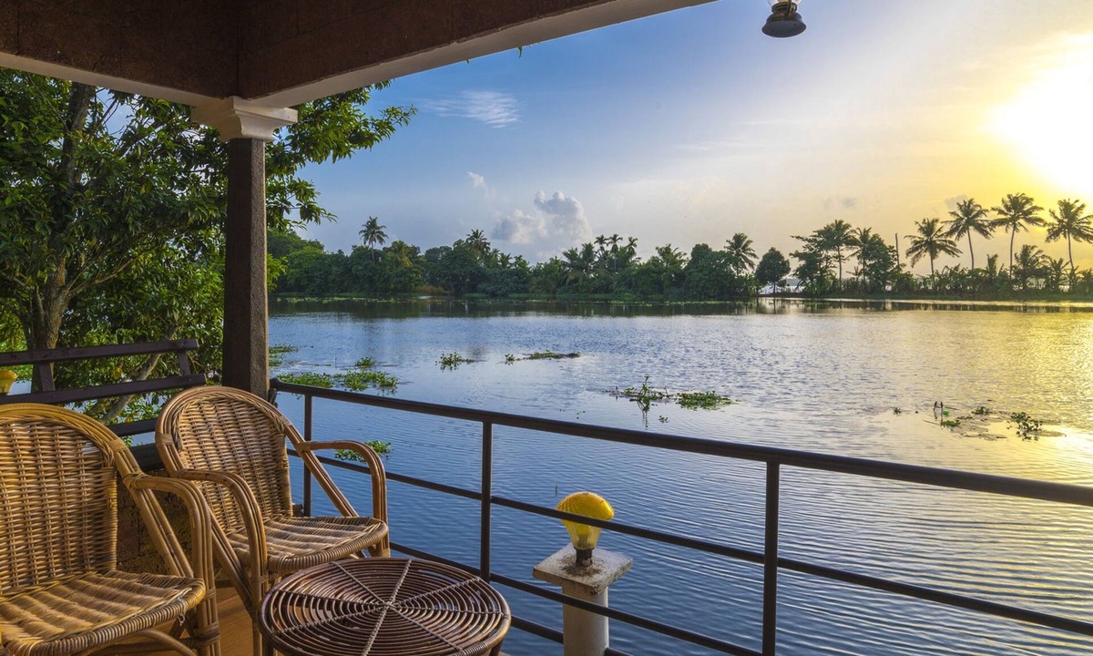 Nedumudy Hotel | Warmth Lake Haven