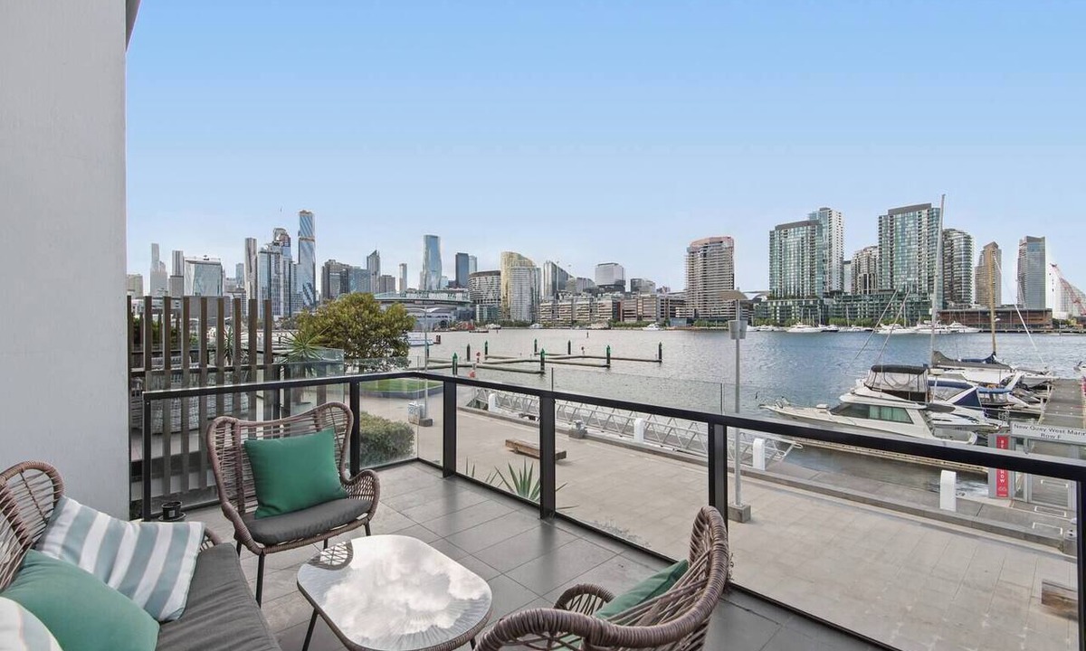 Docklands House | Waterfront Docklands |Marina &City Views |5B+Lift