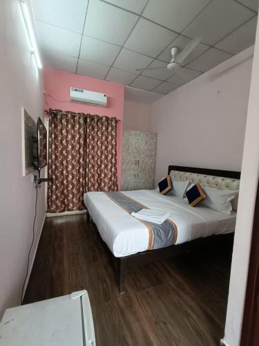 Whitefield Hotel | White Rabbit Rooms