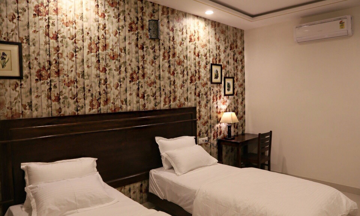Tonk Road Bed & Breakfast | White tulips home stay